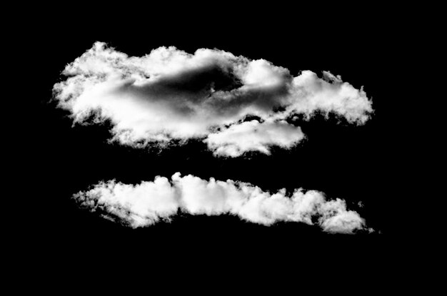 Rauchwolke isoliert auf schwarzem Hintergrund Weiße Wolke
