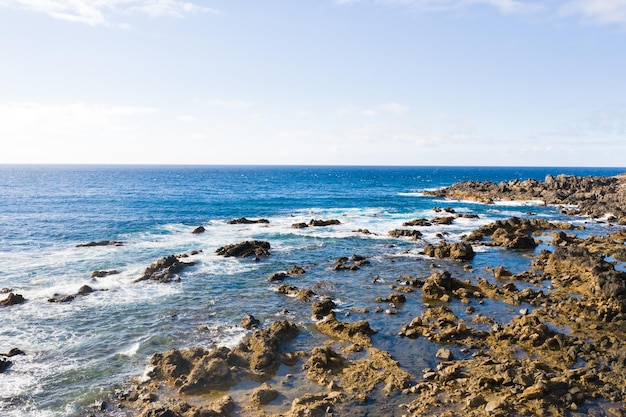 Raue Felsklippen im Norden Teneriffas Schwarzer Strand auf den Kanarischen Inseln Felsen Vulkangestein Atlantik