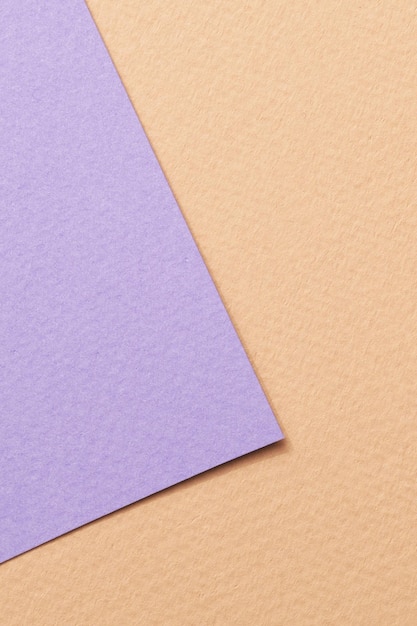 Raue Kraftpapierhintergrundpapierbeschaffenheit beige lila Farben Mockup mit Kopienraum für Text