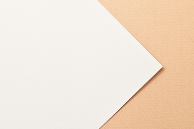 Raue Kraftpapierhintergrundpapierbeschaffenheit beige weiße Farben Mockup mit Kopienraum für Text