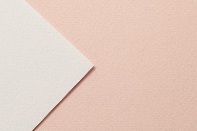 Raue Kraftpapierhintergrundpapierbeschaffenheit beige weiße Farben Mockup mit Kopienraum für Text