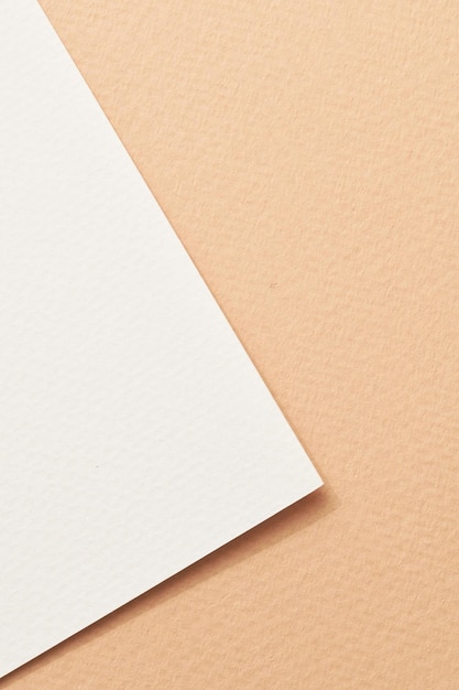 Raue Kraftpapierhintergrundpapierbeschaffenheit beige weiße Farben Mockup mit Kopienraum für Text