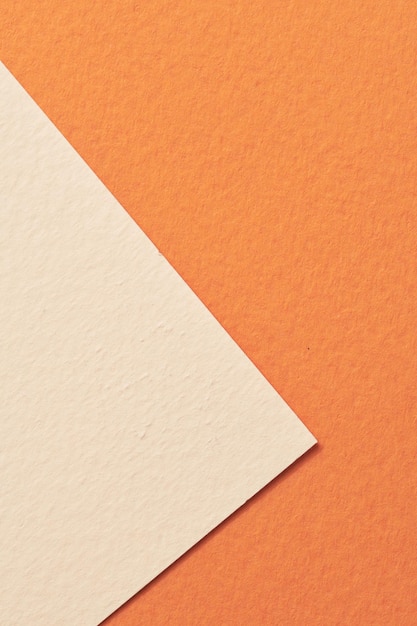 Raue Kraftpapierhintergrundpapierbeschaffenheit orange beige Farben Mockup mit Kopienraum für Text