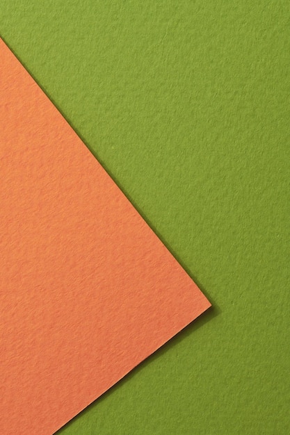 Raue Kraftpapierhintergrundpapierbeschaffenheit orange grüne Farben Mockup mit Kopienraum für Text