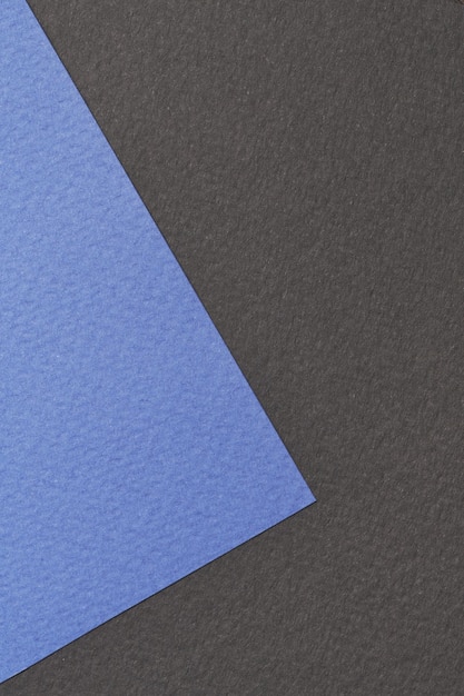 Raue Kraftpapierhintergrundpapierbeschaffenheit schwarze blaue Farben Mockup mit Kopienraum für Text