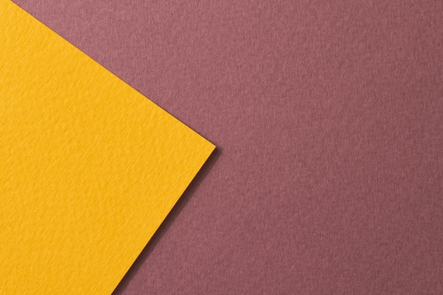 Raue Kraftpapierhintergrundpapierbeschaffenheit weinrote orangefarbene Farben Mockup mit Kopienraum für Text