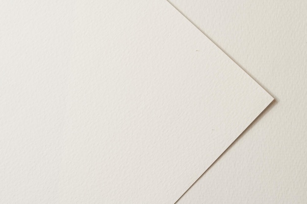 Foto raue kraftpapierstücke hintergrund geometrische einfarbige papierstruktur beige farbe mockup mit kopierraum für text