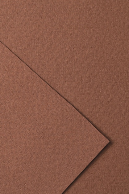 Raue Kraftpapierstücke Hintergrund geometrische einfarbige Papierstruktur braune Farbe Mockup mit Kopierraum für Text