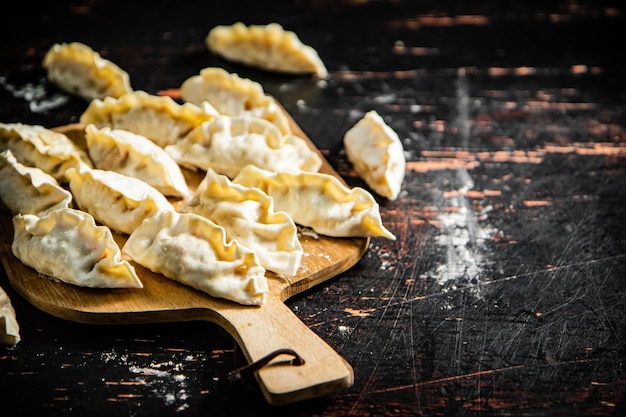 Rauhe Knödel gyoza auf einem Holzschneidbrett