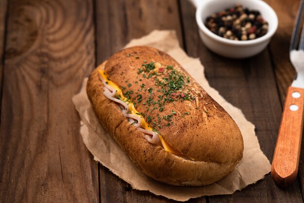 Raum Brot Schinkenkäse auf Holz