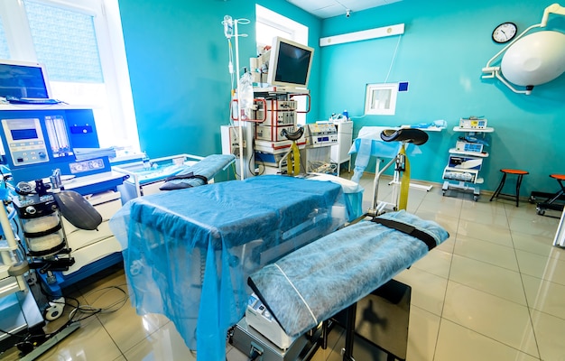Raum für Unfallchirurgie. Operationssaal mit OP-Geräten. Medizinischer Hintergrund, selektiver Fokus