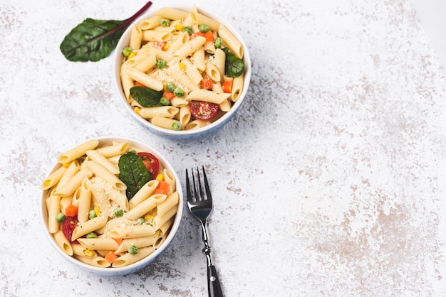 Raum Pasta mit Gemüse und Käse auf weißem isoliert