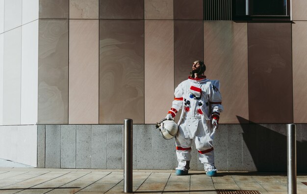 Raumfahrer in einer futuristischen Station. Astronaut mit Raumanzug zu Fuß in einem Stadtgebiet walking