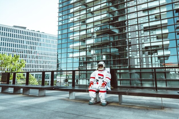 Raumfahrer in einer futuristischen Station. Astronaut mit Raumanzug zu Fuß in einem Stadtgebiet walking