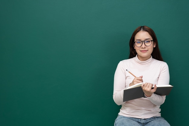 Raumfrauen mit Buch auf grüner Wand