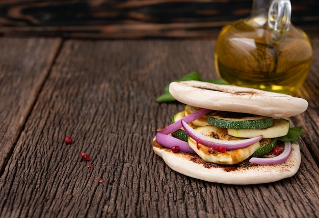 Raumgrill Hamburger Naan mit Zucchini auf Holz