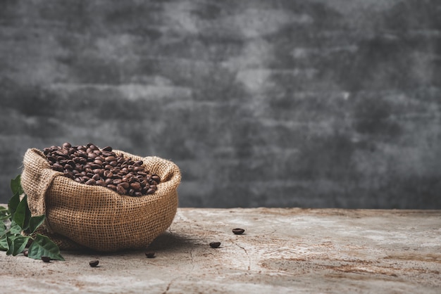 Raumkaffeebohne im Sacknahrungsmittelhintergrund