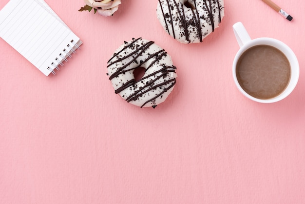 Raumkrapfen mit Kaffee auf Rosa