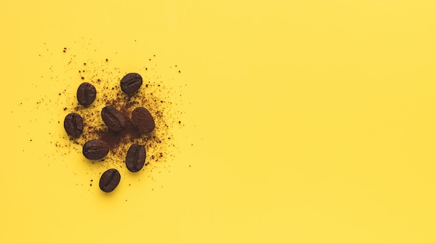 Raumpulver mit Kaffeebohne auf gelbem Weinlesehintergrund