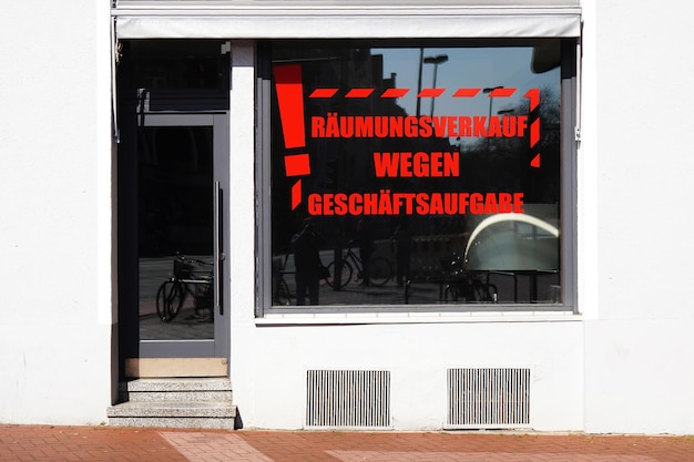 Raumungsverkauf wegen Geschaftsaufgabe se traduce del alemán venta de liquidación debido al cierre de la tienda