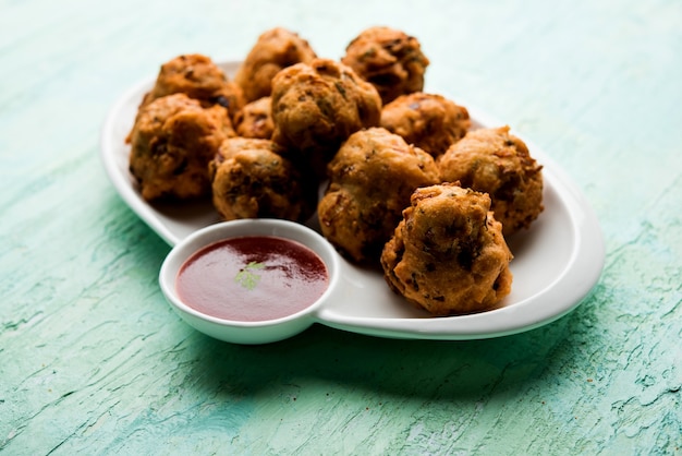 Rava Bhajj o bhajiya también conocido como suji Pakoda o sémola Pakora, servido con salsa de tomate. enfoque selectivo