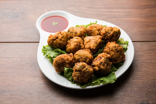 Rava Bhajj o bhajiya también conocido como suji Pakoda o sémola Pakora, servido con salsa de tomate. enfoque selectivo