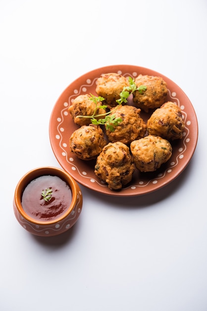 Rava Bhajj oder Bhajiya, auch bekannt als Suji Pakoda oder Grieß Pakora, serviert mit Tomatenketchup. selektiver Fokus