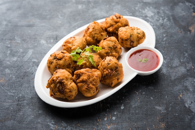 Rava Bhajj oder Bhajiya, auch bekannt als Suji Pakoda oder Grieß Pakora, serviert mit Tomatenketchup. selektiver Fokus