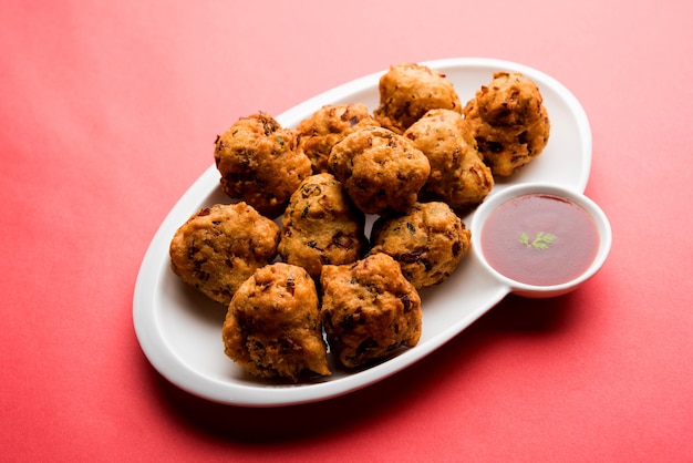 Rava Bhajj oder Bhajiya, auch bekannt als Suji Pakoda oder Grieß Pakora, serviert mit Tomatenketchup. selektiver Fokus