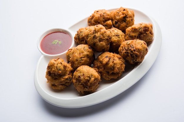 Rava Bhajj ou bhajiya, também conhecido como suji Pakoda ou semolina Pakora, servido com ketchup de tomate. foco seletivo