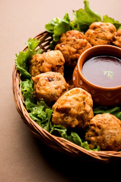 Rava Bhajj ou bhajiya, também conhecido como suji Pakoda ou semolina Pakora, servido com ketchup de tomate. foco seletivo