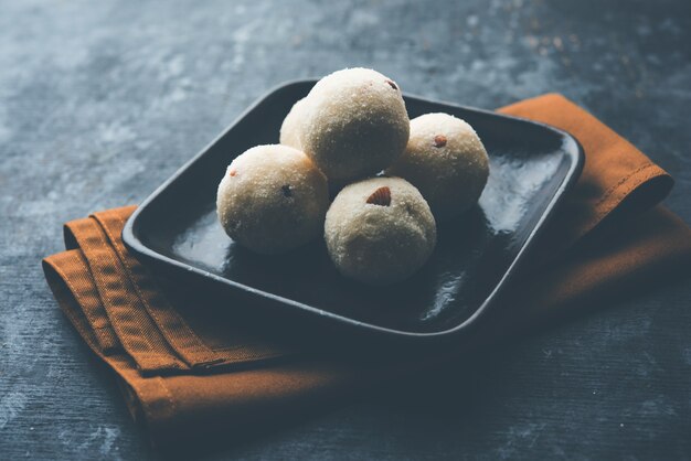 Foto rava laddu o sémola laddoo o rawa ladu, un plato dulce popular de maharashtra, india