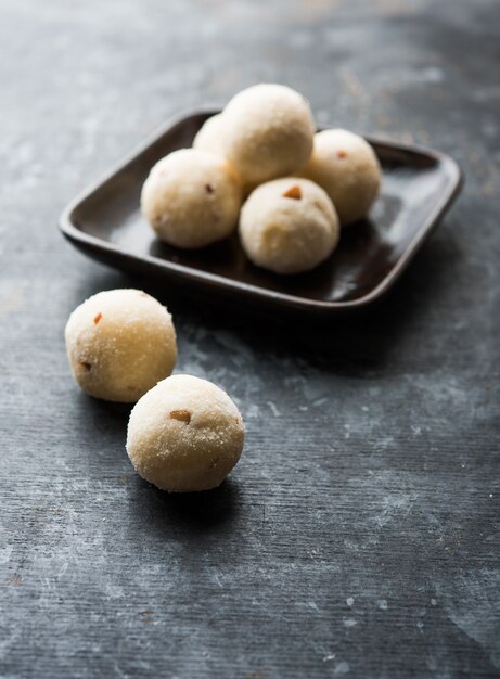 Rava Laddu o Sémola Laddoo o Rawa Ladu, un plato dulce popular de Maharashtra, India