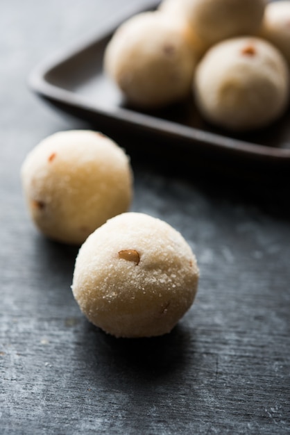 Rava Laddu o Sémola Laddoo o Rawa Ladu, un plato dulce popular de Maharashtra, India