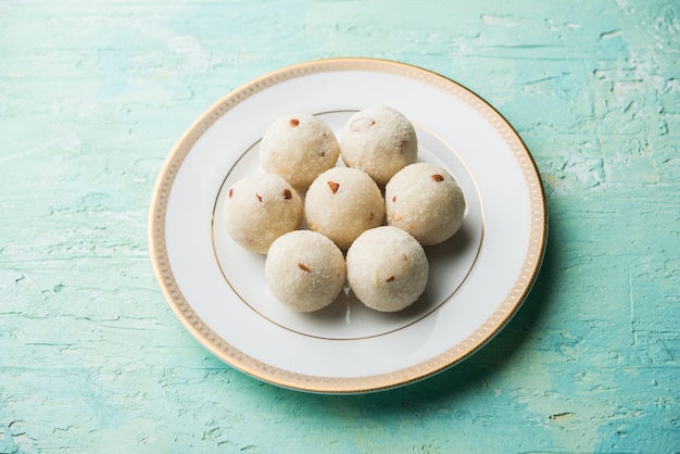 Rava Laddu o Sémola Laddoo o Rawa Ladu, un plato dulce popular de Maharashtra, India