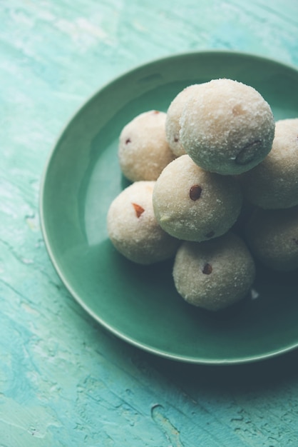 Rava Laddu o Sémola Laddoo o Rawa Ladu, un plato dulce popular de Maharashtra, India