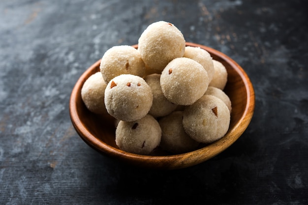 Rava Laddu o Sémola Laddoo o Rawa Ladu, un plato dulce popular de Maharashtra, India