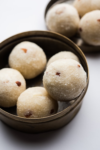 Rava Laddu o Sémola Laddoo o Rawa Ladu, un plato dulce popular de Maharashtra, India