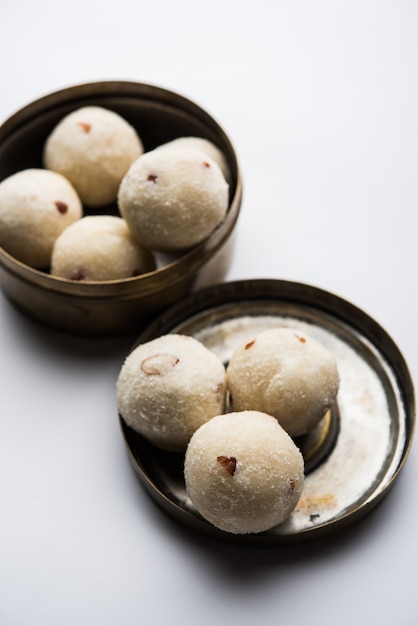 Rava Laddu o Sémola Laddoo o Rawa Ladu, un plato dulce popular de Maharashtra, India