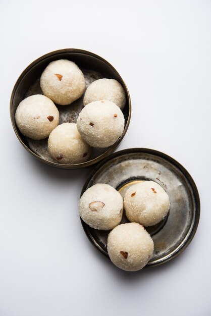 Rava Laddu o Sémola Laddoo o Rawa Ladu, un plato dulce popular de Maharashtra, India