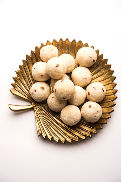 Rava Laddu o Sémola Laddoo o Rawa Ladu, un plato dulce popular de Maharashtra, India