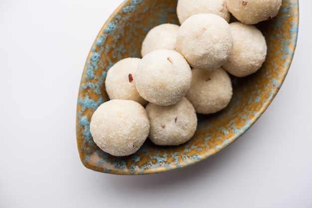 Rava Laddu o Sémola Laddoo o Rawa Ladu, un plato dulce popular de Maharashtra, India