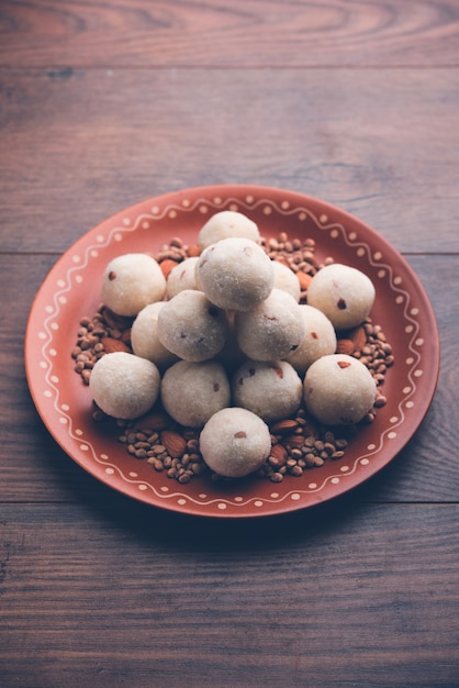 Rava Laddu o Sémola Laddoo o Rawa Ladu, un plato dulce popular de Maharashtra, India