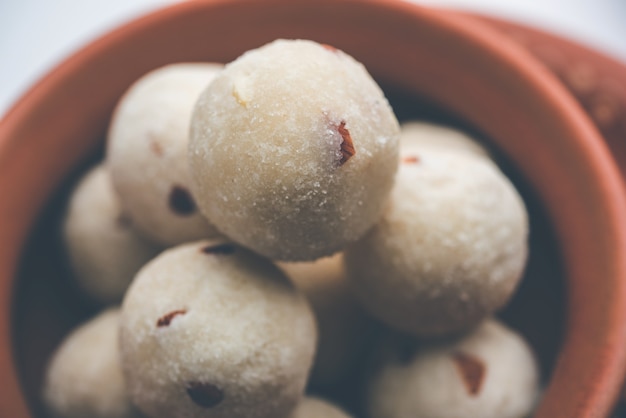 Rava Laddu o Sémola Laddoo o Rawa Ladu, un plato dulce popular de Maharashtra, India