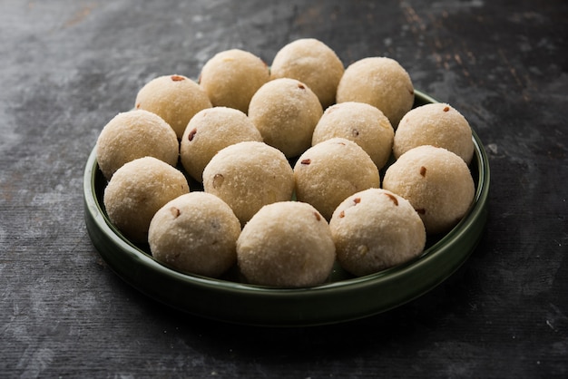 Rava Laddu o Sémola Laddoo o Rawa Ladu, un plato dulce popular de Maharashtra, India