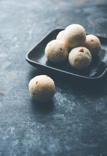 Rava Laddu oder Grieß Laddoo oder Rawa Ladu, ein beliebtes süßes Gericht aus Maharashtra, Indien