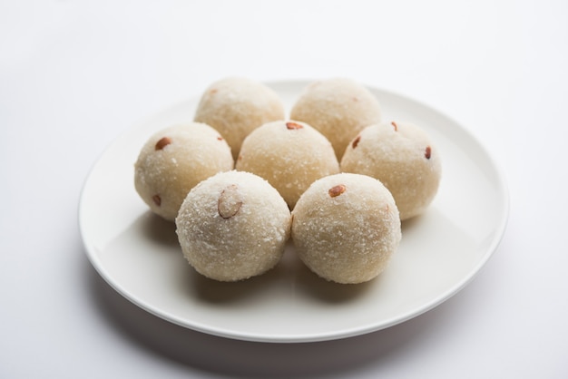 Rava Laddu oder Grieß Laddoo oder Rawa Ladu, ein beliebtes süßes Gericht aus Maharashtra, Indien