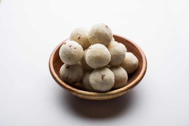 Rava Laddu oder Grieß Laddoo oder Rawa Ladu, ein beliebtes süßes Gericht aus Maharashtra, Indien