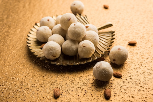 Rava Laddu oder Grieß Laddoo oder Rawa Ladu, ein beliebtes süßes Gericht aus Maharashtra, Indien