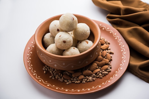 Rava Laddu oder Grieß Laddoo oder Rawa Ladu, ein beliebtes süßes Gericht aus Maharashtra, Indien